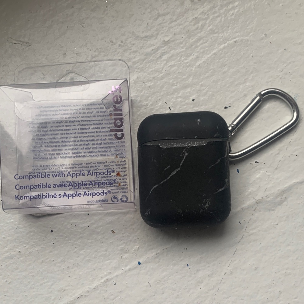 🆕- Claire's Black Marble AirPods Case with Carabiner
